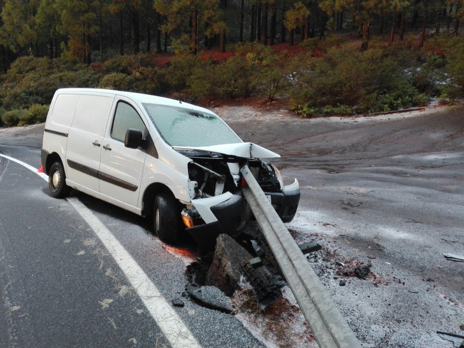 KEINE WINTERREIFEN! Leitplanke bohrt sich in Auto – Eisglätte in den Bergen
