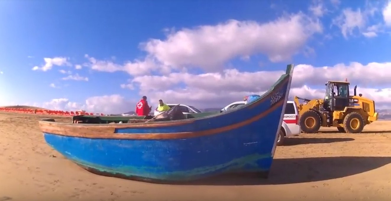 Flüchtlingsboot am Strand von Maspalomas gestrandet