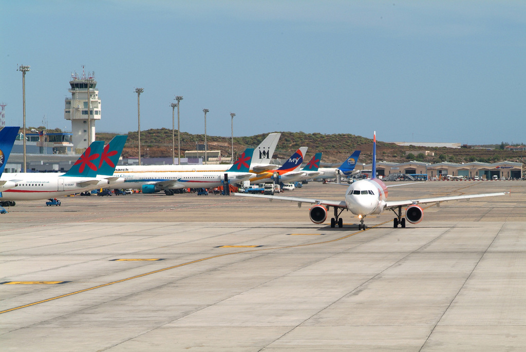 Kanarische und die balearische Häfen und Flughäfen als Letzte öffnen?