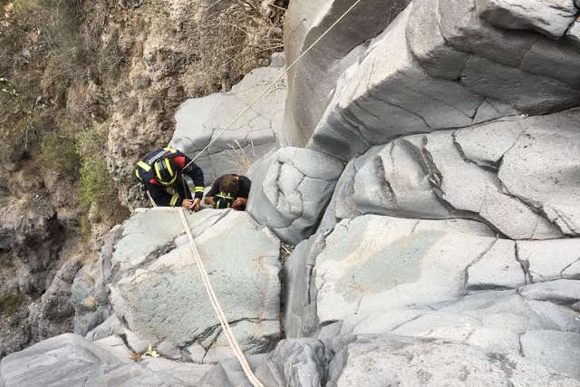 Mann zwischen Felsen gefangen und von Feuerwehr befreit