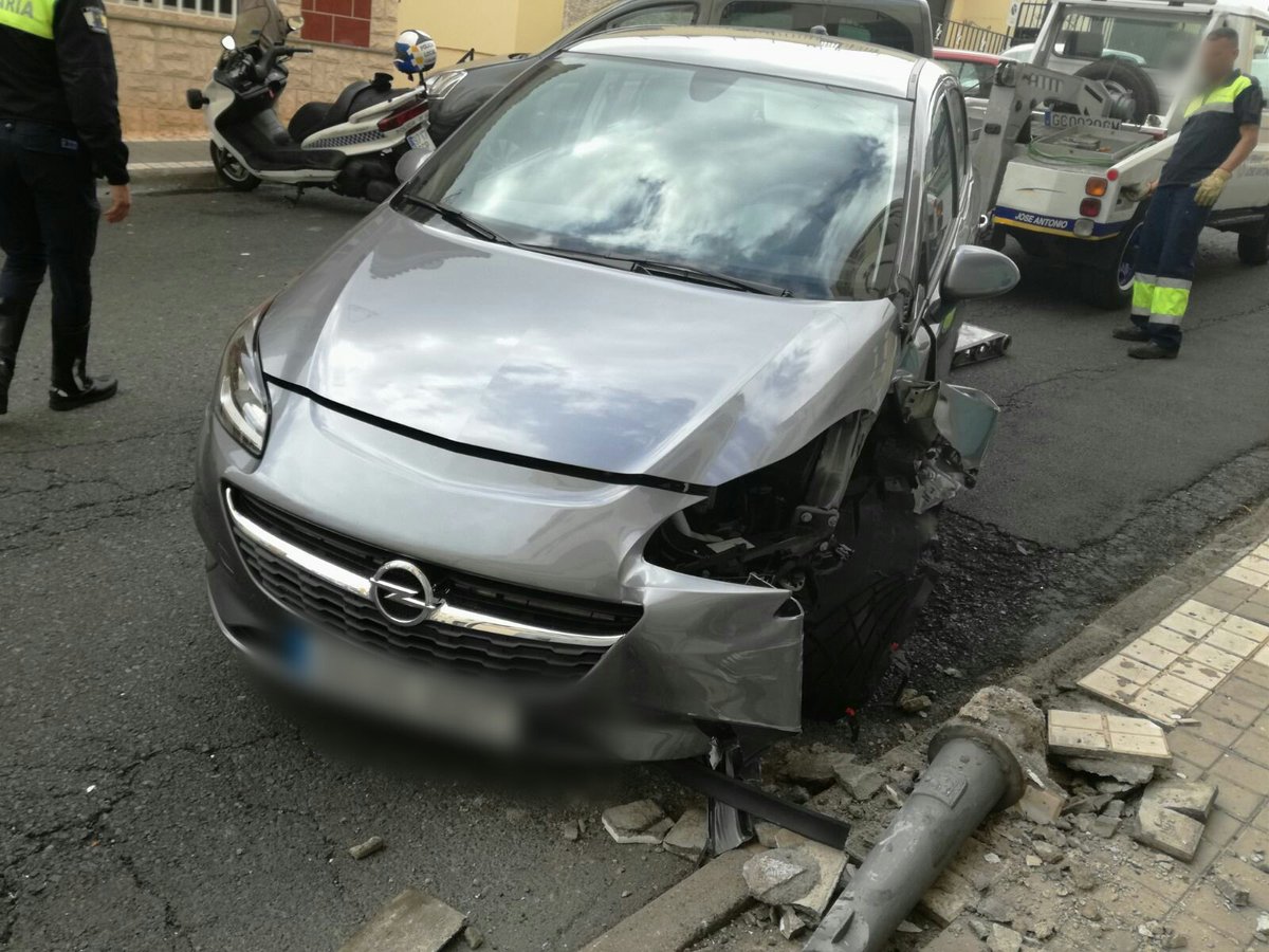 Auto mit Poller in Las Palmas kollidiert – Fahrer verletzt