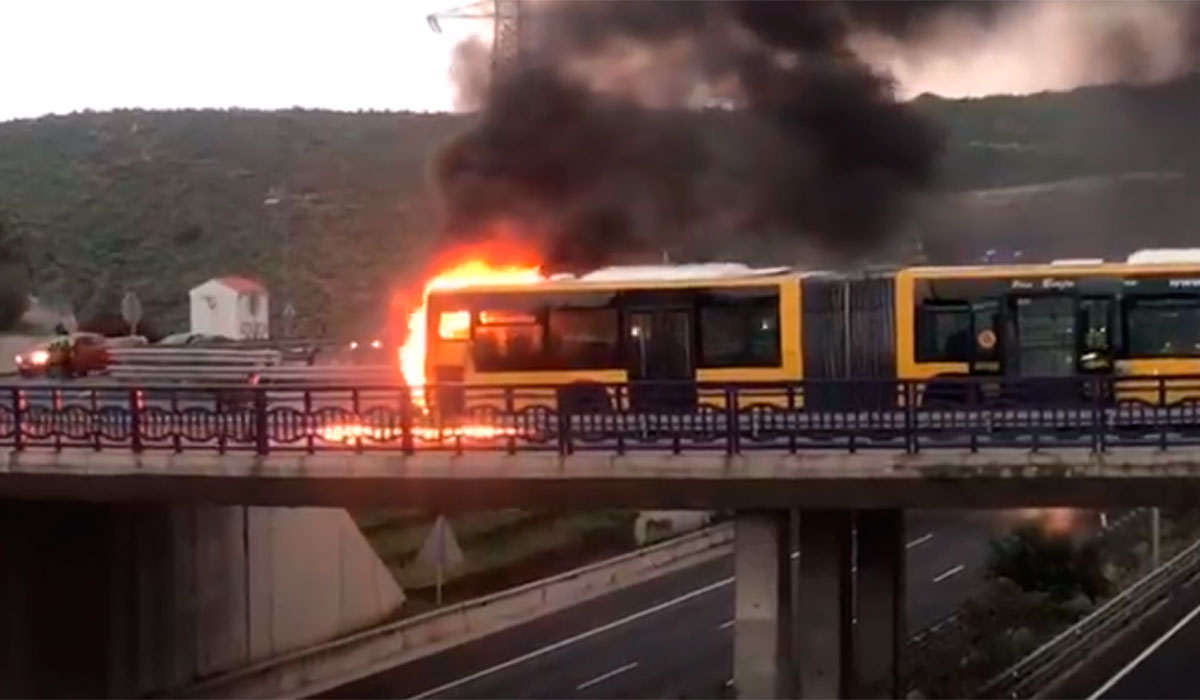 Gelenkbus fing Feuer in Lomo Blanco