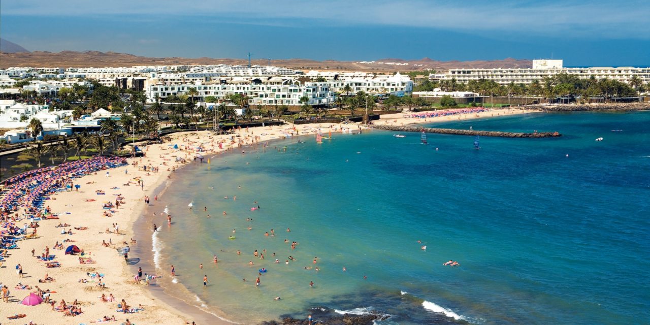 Playa Teguise hat neuen Vermieter für Sonnenschirme und Liegestühle