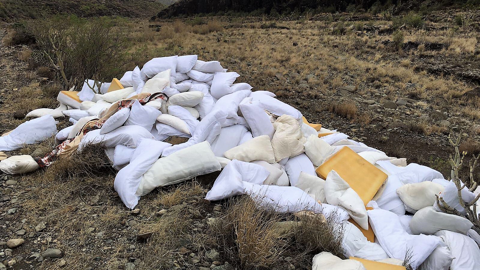 UPDATE – Illegale Entsorgung von Kissen und Decken bei Fataga UPDATE – Illegale Entsorgung von Kissen und Decken bei Fataga