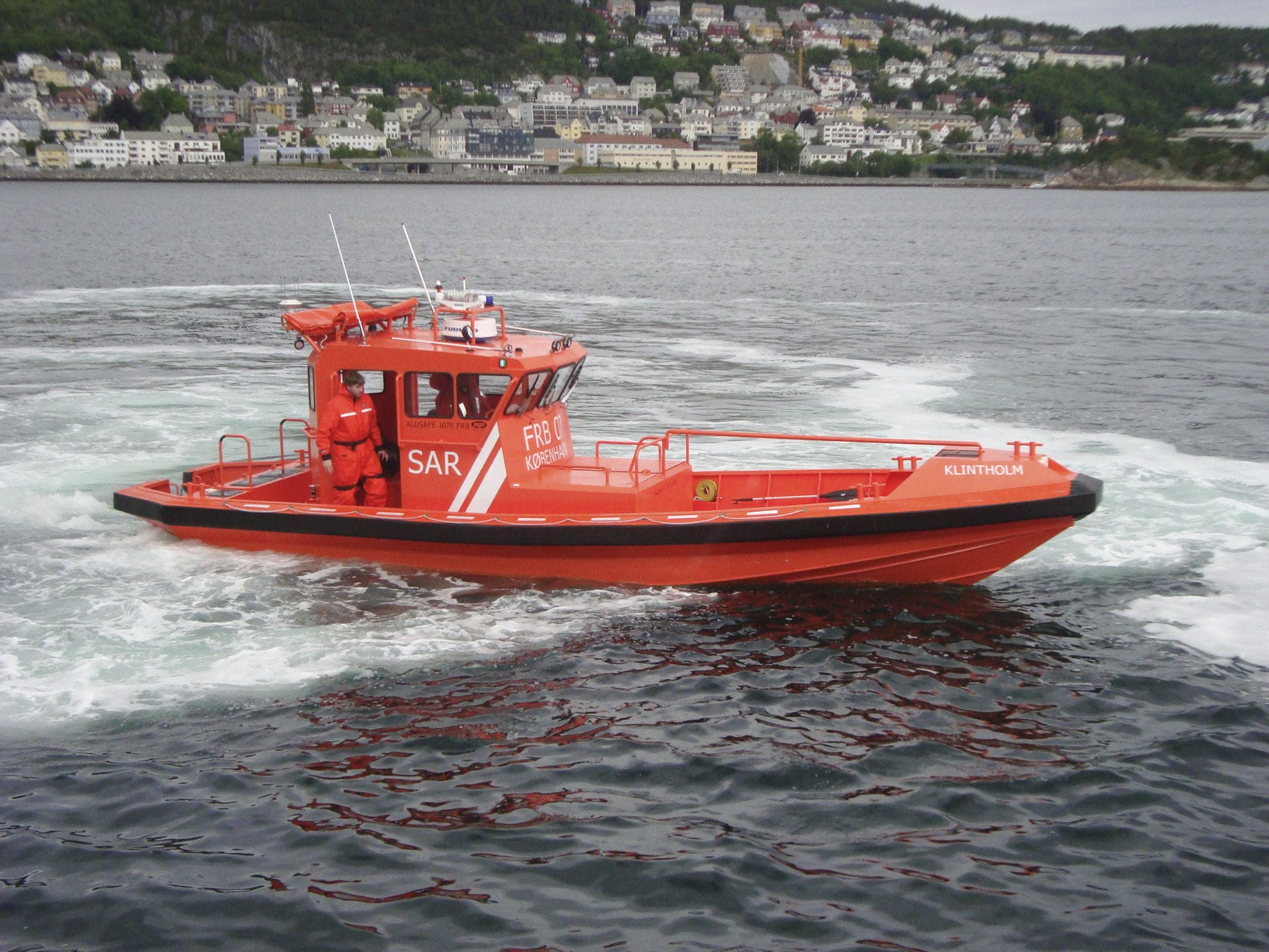 Wellengang verhindert anlegen eines Bootes – Seenotrettung rettet alle 8 Besatzungsmitglieder