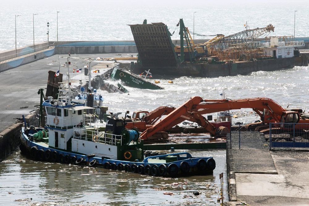 Schwimmkran und Lastkähne im Hafen von Gran Tarajal gesunken