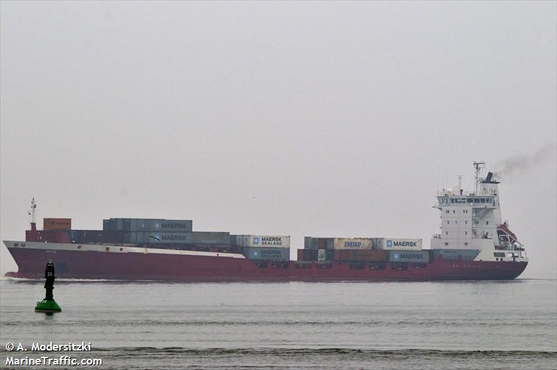 Plattform rammt deutsches Containerschiff “Spica” im Hafen von Santa Cruz