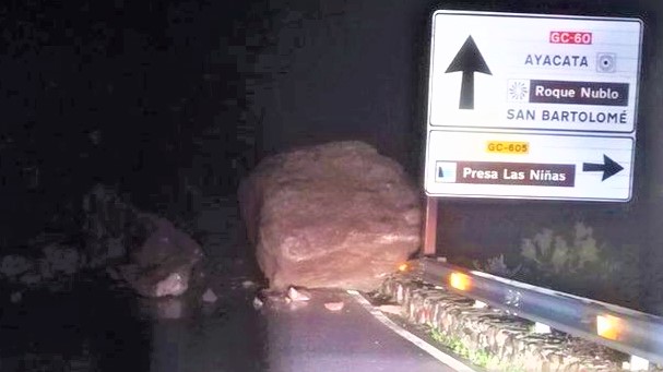 Ein großer Felsbrocken blockiert die GC-60 zwischen Tejeda-San Bartolomé de Tirajana