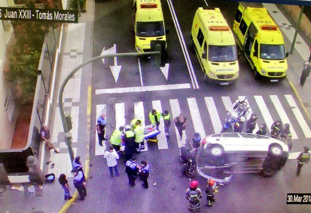 Unfall zwischen Autos und Motorroller in Las Palmas – ein PKW umgekippt Unfall zwischen Autos und Motorroller in Las Palmas – ein PKW umgekippt