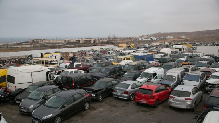 Von Eigentümern verlassene Schrottautos werden in Puerto del Rosario sichergestellt
