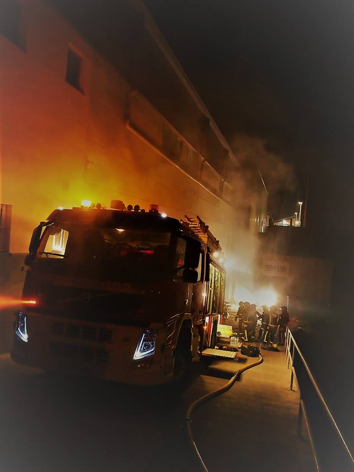 Lagerhalle in Arafo in Flammen
