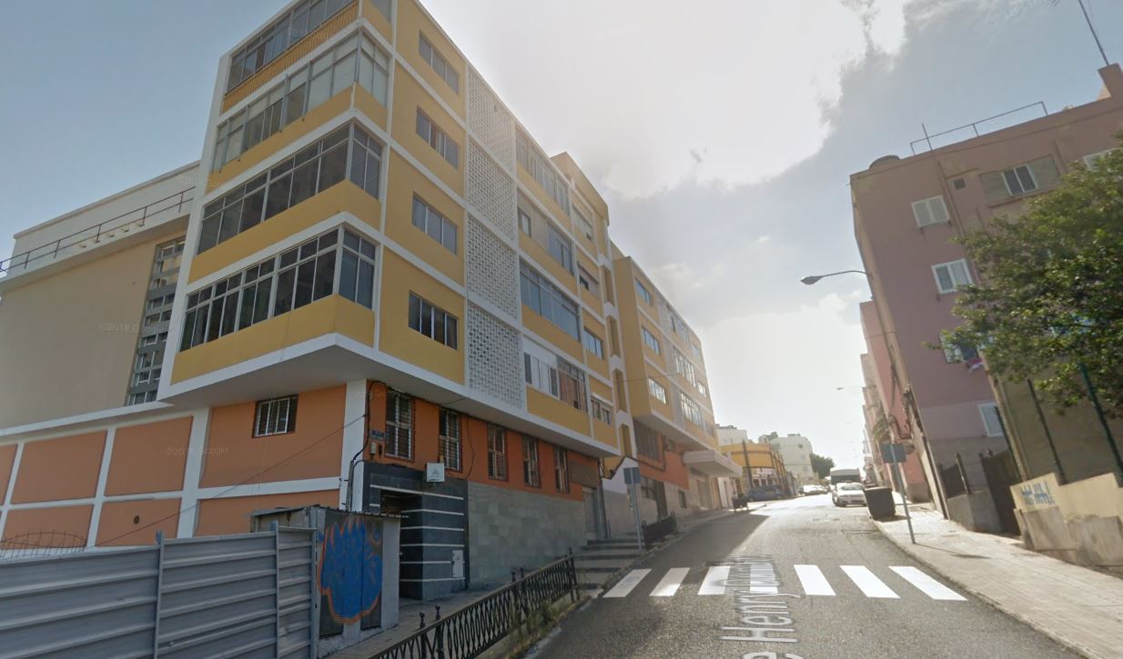 Zweijähriger fällt aus 4. Stock in Las Palmas