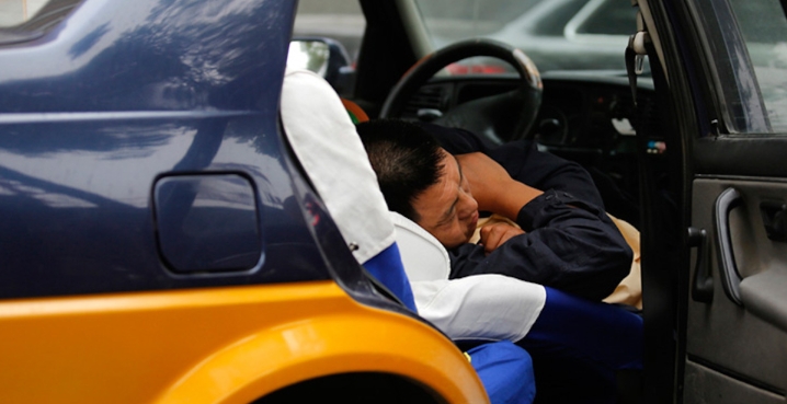 Mann bricht in Arrecife in Auto ein und schläft auf der Rückbank ein