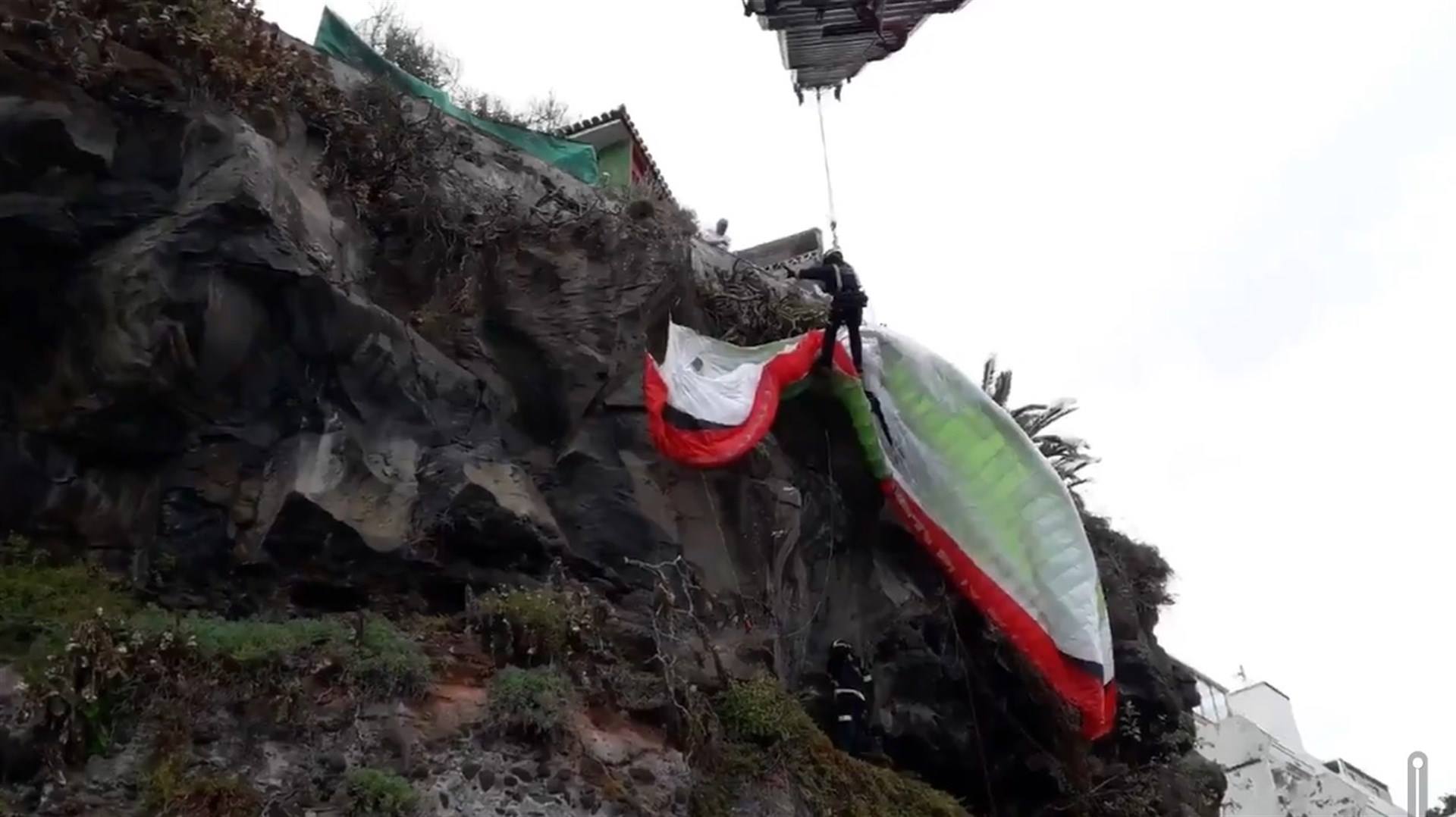 Paraglider bleibt bei Carretera del Este an Steilwand hängen