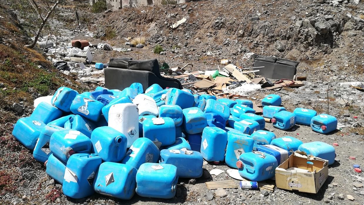 Giftbehälter in Telde illegal in Barranco gekippt