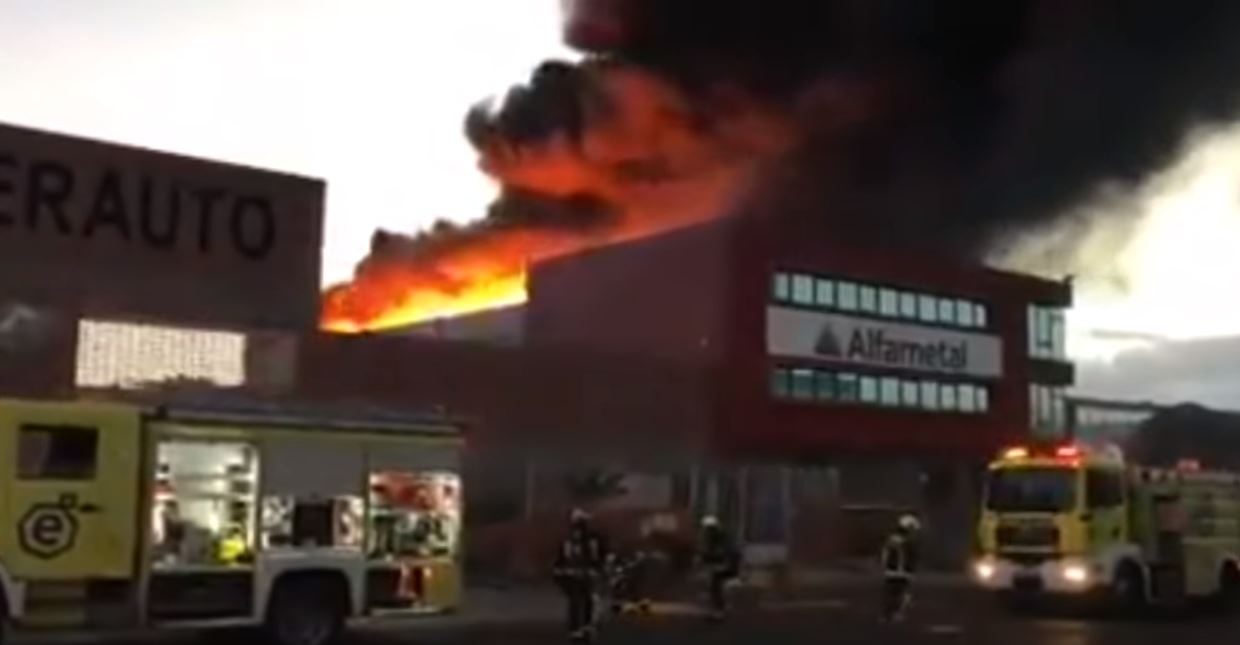 Eine Halle brennt im Industriegebiet von Arinaga