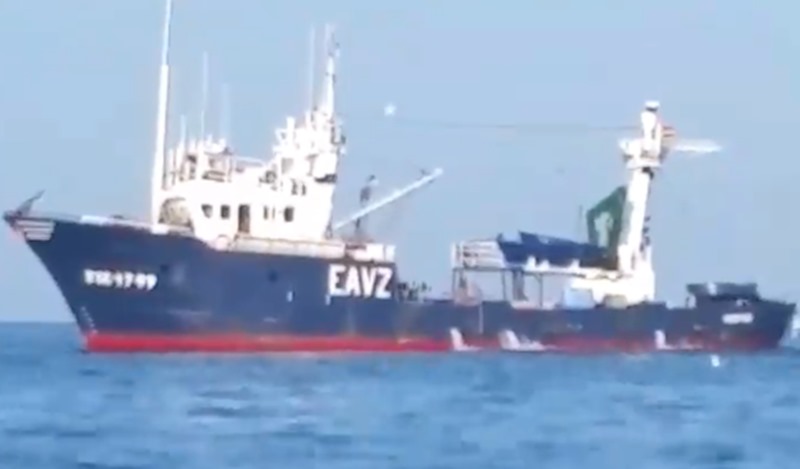 Fischereischiff entsorgt Abfälle im Ozean vor Playa de San Juan