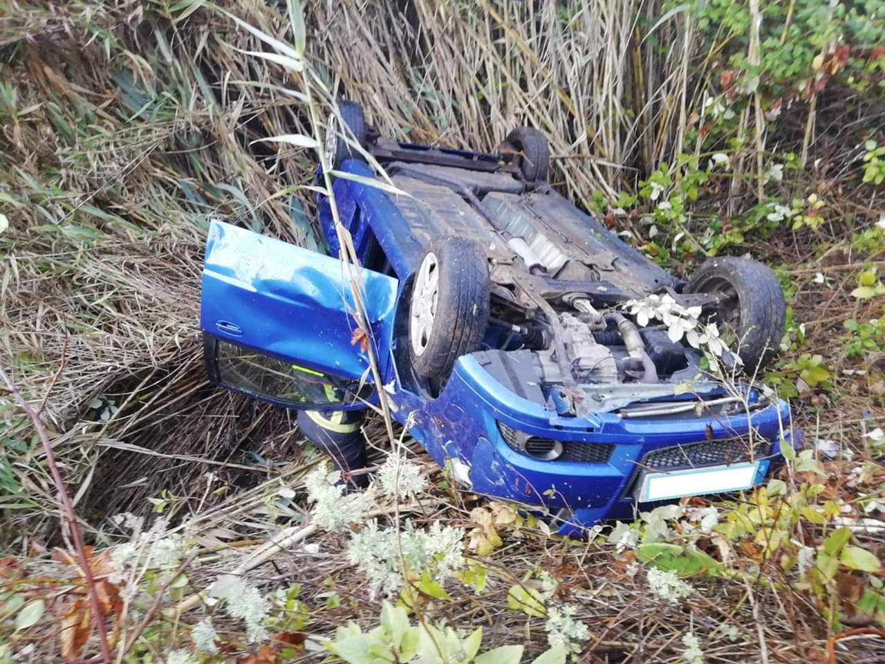 Auto stürzte bei Las Galguitos in eine Schlucht – Fahrerin überlebte