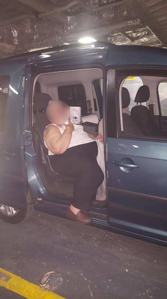 Dicke Frau musste während der Fährüberfahrt im Autodeck bleiben