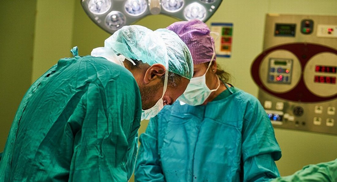 Wartezeit auf chirurgische Operationen gesunken aber immer noch hoch