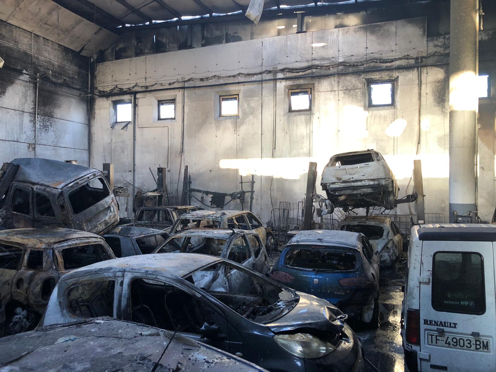Autowerkstatt und 40 Autos bei Brand in Güimar zerstört