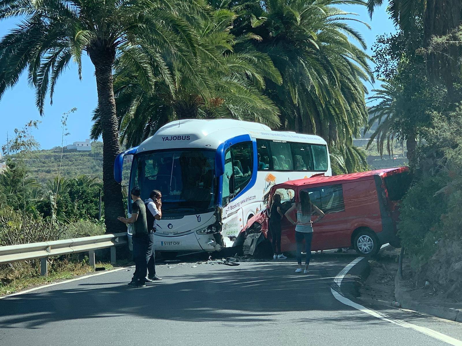 Bus und Lieferwagen auf der GC-75 bei Moya kollidiert