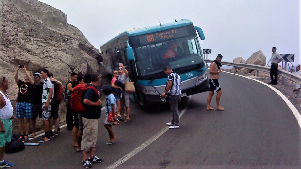 Bus fuhr sich bei El Pajar in Strassengraben fest