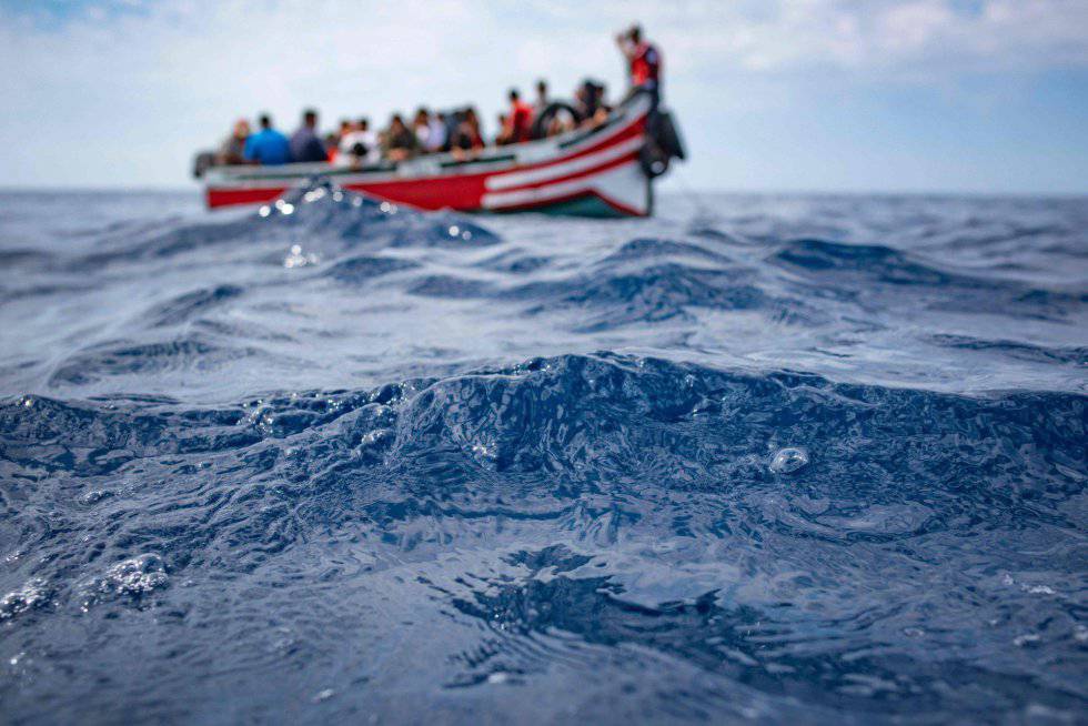 Schlauchboot mit 29 illegalen Maghrebis vor Lanzarote entdeckt