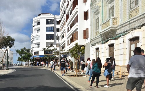 Kilometerlange Schlangen, um in Arrecife zu arbeiten