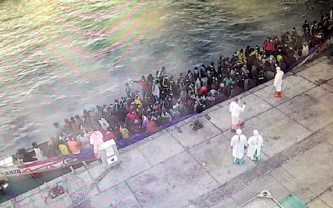 Riesen Flüchtlingsboot mit 195 Fluchtwilligen auf Teneriffa angekommen