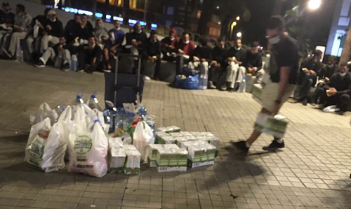 Einwohner von Las Palmas bringen obdachlosen Immigranten Lebensmittelspenden