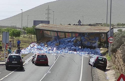 Bremse defekt: LKW mit Wasserflaschen verunglückt