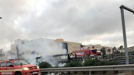 Bus vor dem Hospital Doctor Negrín ausgebrannt