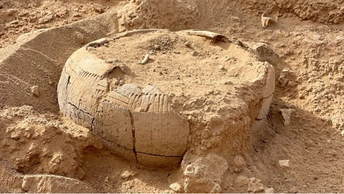 Antikes Gefäß bei Ausgrabungen gefunden