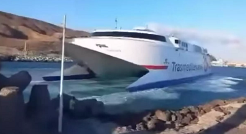 Ferry muss wegen Kollision mit Wellenbrecher ausgetauscht werden
