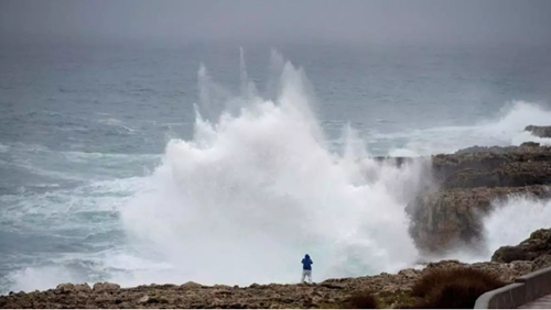 Frau von Welle ins Meer gespült